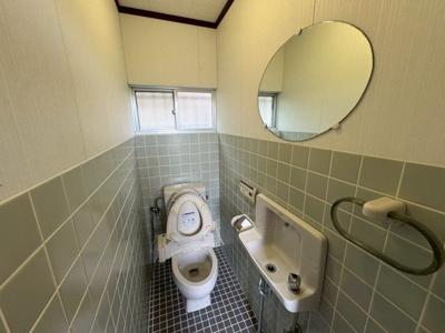 【トイレ】 | 鉢ケ峯寺　中古戸建 | 窓付きのトイレは温水洗浄便座付です。手洗付きできれいにお使いになれます。