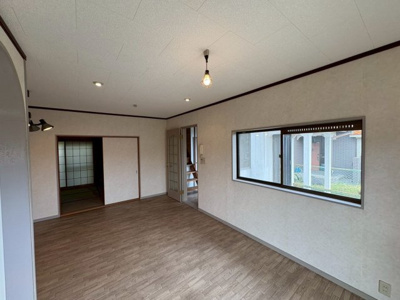 【居間・リビング】 | 鉢ケ峯寺　中古戸建 | 明るいリビングダイニングは家族の団らんの場所です。キッチンとリビングが分かれてます♪リビングからキッチンが見えないので、急な来客時などにも安心ですね♪