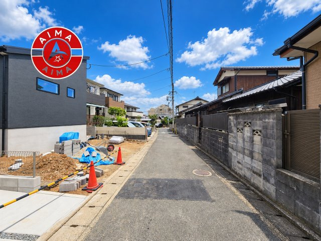 福岡市西区上山門2丁目第8-2棟（2号棟）の前面道路含む現地写真|前面道路は閑静な住宅地をはしる車通りの少ない道路。お車の出し入れが苦手なママや小さなお子様にも安心ですね。しっかり舗装もされているので、ベビーカーや自転車で通っても快適に通行できます。