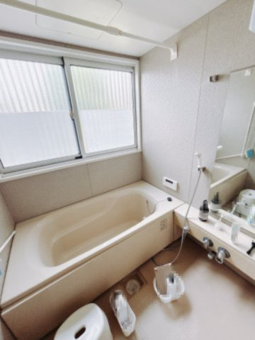 【中古戸建】熊谷市中央１丁目の浴室|■浴室｜1日の疲れを癒せるお風呂♪大きな窓がついておりますので、湿気で篭りがちなバスルームも換気することができます( ＾＾ )