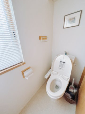 【中古戸建】熊谷市中央１丁目のトイレ|■トイレ｜白を基調とした清潔感溢れるトイレになっています。トイレには窓がついていますので常に換気をすることができ清潔を保てます。