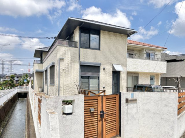 【中古戸建】熊谷市中央１丁目の外観|■外観｜角地のため風通しが良く開放感があり、隣接する建物が少なくプライバシーを確保しやすいのがメリットです♪