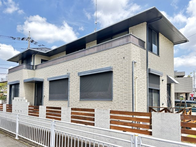 【中古戸建】熊谷市中央１丁目の外観|■外観｜窓の配置や、爽やかな白ベースの外観が清潔感をもたらします。まっさらなキャンバスのような家にこだわりを彩って…始めよう、あなただけの豊かな暮らし( ＾＾ )