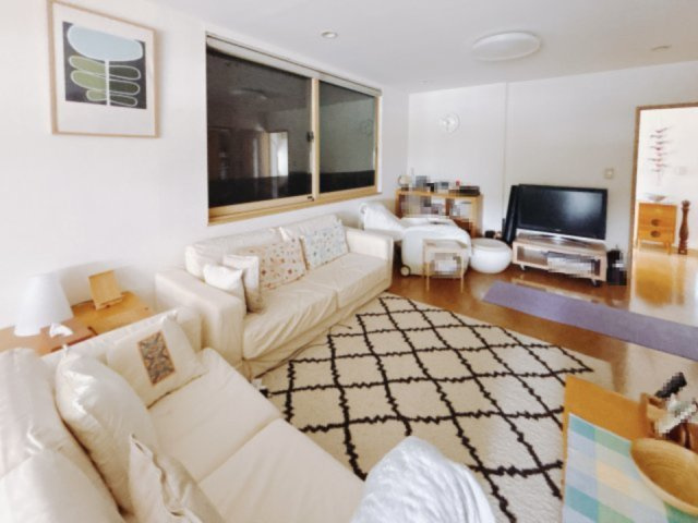 【中古戸建】熊谷市中央１丁目の居間・リビング|■リビング｜ナチュラルな質感で魅せる、くつろぎの時間。ゆっくりとした時間が流れるリビングで、家族だんらんのひと時をお過ごしいただけます。