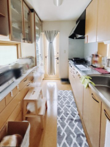 【中古戸建】熊谷市中央１丁目のキッチン|■キッチン｜大きなお鍋や調理用具のも出し入れラクラクな収納がたっぷり！毎日使う場所だからこそ、無理のない姿勢で作業できるのは嬉しいポイントですね(*＾＾*)♪