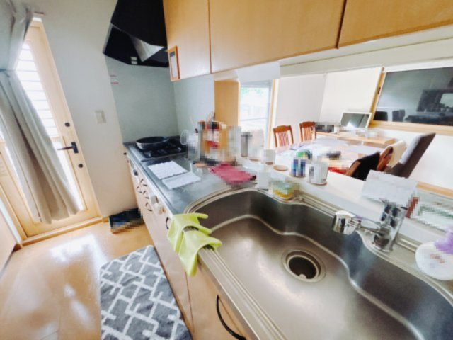 【中古戸建】熊谷市中央１丁目のキッチン|■キッチン｜お料理をしながら会話も弾むカウンターキッチン。出来上がったお料理をカウンター越しからお子様に運んでもらったりと、お手伝いも楽しくしてもらえることができます♪