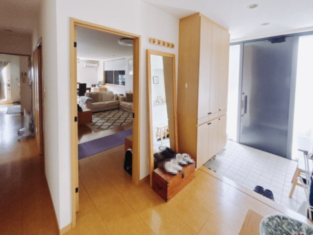 【中古戸建】熊谷市中央１丁目の玄関|■玄関｜太陽の光をたっぷり採り込む南玄関☆ご家族の靴がたくさんしまえる下駄箱付き。お子様の靴がこれから増えても安心な大きさです。