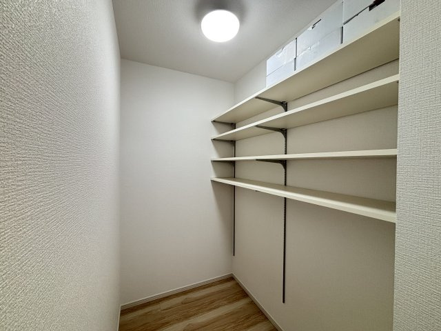 LIGARE天白区土原3期｜名古屋市の戸建ならホームアップの収納|キッチン奥にはフリースペースとパントリー