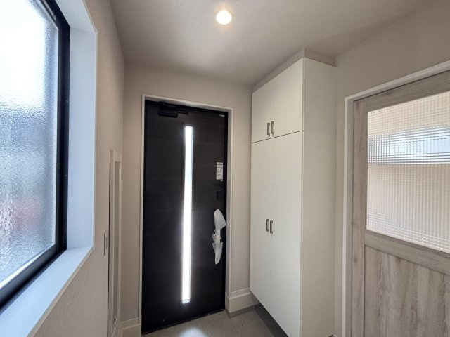 LIGARE天白区土原3期｜名古屋市の戸建ならホームアップの玄関|大容量のシューズボックスで、散らかりがちな玄関もスッキリ。