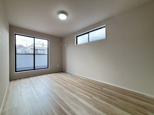 LIGARE天白区土原3期｜名古屋市の戸建ならホームアップの洋室|窓から心地よい光と風を取り込む二面採光。プライベートな時間をゆったりと過ごせる、安らぎの居室空間です。