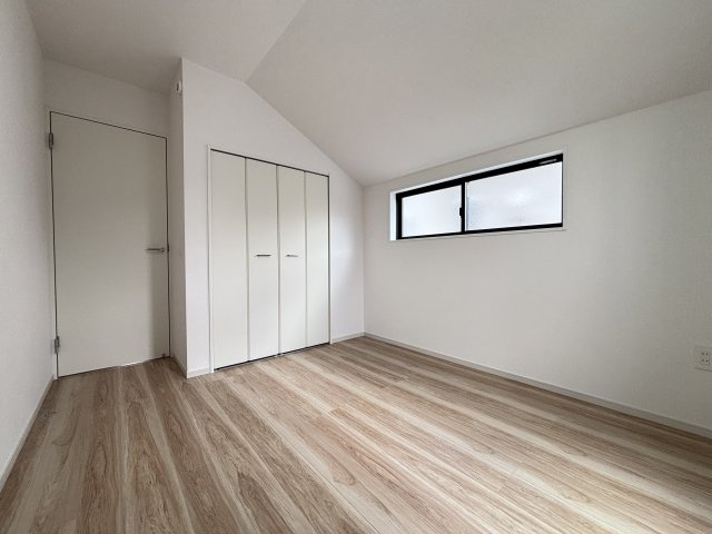 LIGARE天白区土原3期｜名古屋市の戸建ならホームアップの洋室|全室にクローゼットを完備。お洋服や荷物を隠して収納できるので、お部屋をいつも広々スッキリと保てます。