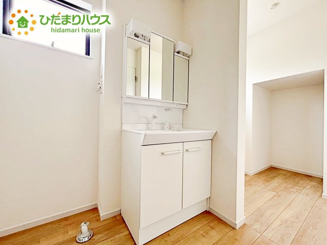【洗面所】 | ひたちなか市津田東1期　新築戸建　1号棟 | 身だしなみチェックもできる三面鏡の裏には、化粧品や整髪料、歯ブラシなど細々した物を収納でき、スッキリとした空間を保てます