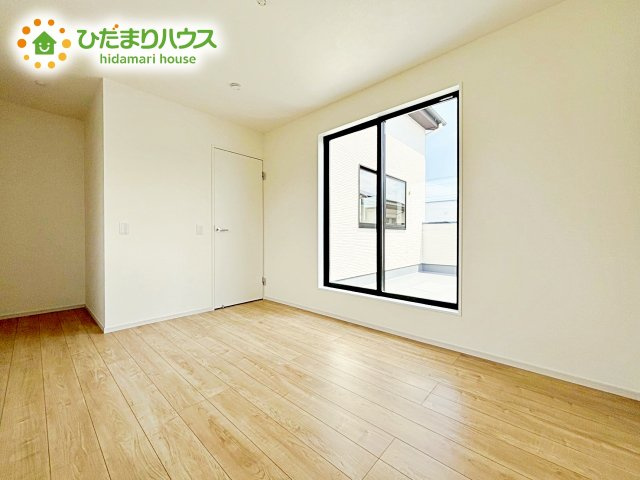 【洋室】 | ひたちなか市津田東1期　新築戸建　1号棟 | 壁紙はシンプルで清潔なホワイトで統一しています。朝の光をたっぷり浴びながら一日をスタート！目覚めは明るくあたたかな場所で。