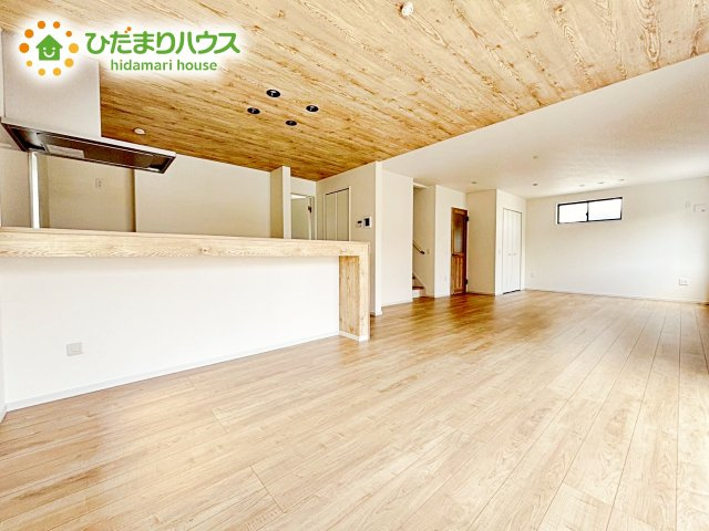 【居間・リビング】 | ひたちなか市津田東1期　新築戸建　1号棟 | 家族で長く過ごすのがリビング。南向きで明るく気持ちの良い空間です。カウンターに隣接してダイニングテーブルを設置することで配膳作業もラクラク！