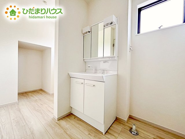 【独立洗面台】 | ひたちなか市津田東1期　新築戸建　2号棟 | 三面鏡は自分では見えにくいところまで見ることができるので、身だしなみを整える際などにはとても便利です(*^^*)