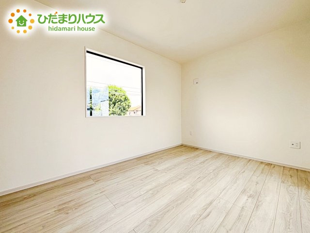【寝室】 | ひたちなか市津田東1期　新築戸建　2号棟 | 壁紙はシンプルで清潔なホワイトで統一しています。朝の光をたっぷり浴びながら一日をスタート！目覚めは明るくあたたかな場所で。