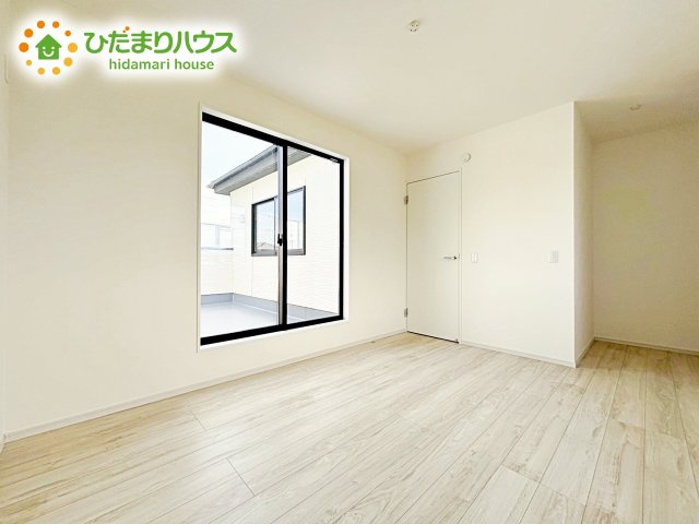【寝室】 | ひたちなか市津田東1期　新築戸建　2号棟 | バルコニーに面していて、たっぷり光りの入る明るい主寝室です！
