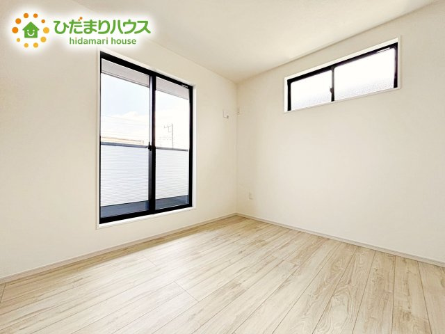 【洋室】 | ひたちなか市津田東1期　新築戸建　2号棟 | 室内には収納スペースもあり、衣類や小物類をたっぷり収納可能。お部屋をより広くお使いいただけます。