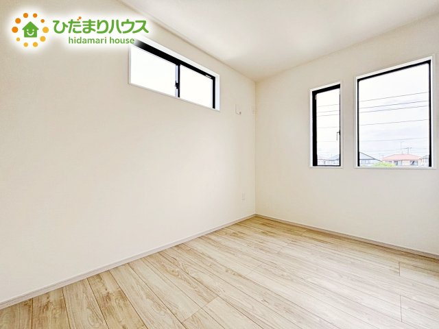 【洋室】 | ひたちなか市津田東1期　新築戸建　2号棟 | 柔らかい陽光が差し込む明るいお部屋を演出する設計。彩光の取れる窓が気持ちの良いお部屋を創り上げます。