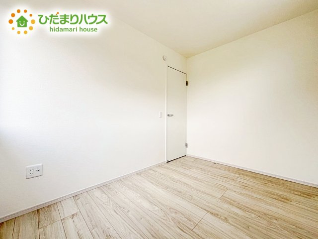 【洋室】 | ひたちなか市津田東1期　新築戸建　2号棟 | 洗練された空間にやわらかい光が差し込み、お気に入りの家具や小物が映えます。