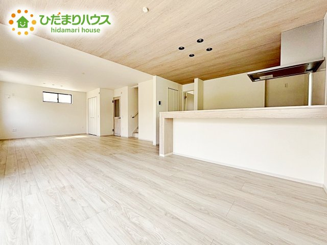 【居間・リビング】 | ひたちなか市津田東1期　新築戸建　2号棟 | 大きな窓が心地よい、リビング。家全体を見渡せるので、自然と家族の会話も弾みそう。
