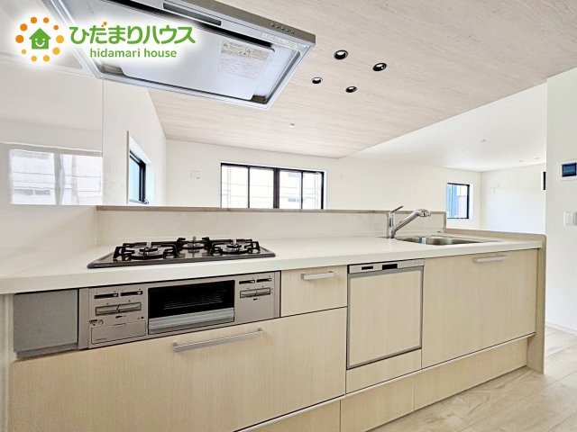 【キッチン】 | ひたちなか市津田東1期　新築戸建　2号棟 | 最新のシステムキッチンでお料理がはかどります。大容量収納も魅力です。