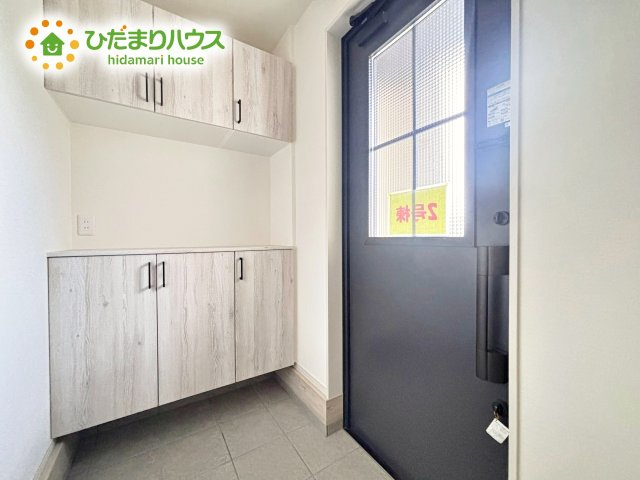 【玄関】 | ひたちなか市津田東1期　新築戸建　2号棟 | シューズボックスは、家族全員の靴が入るため、散らかりがちな玄関もスッキリ片付きますね。