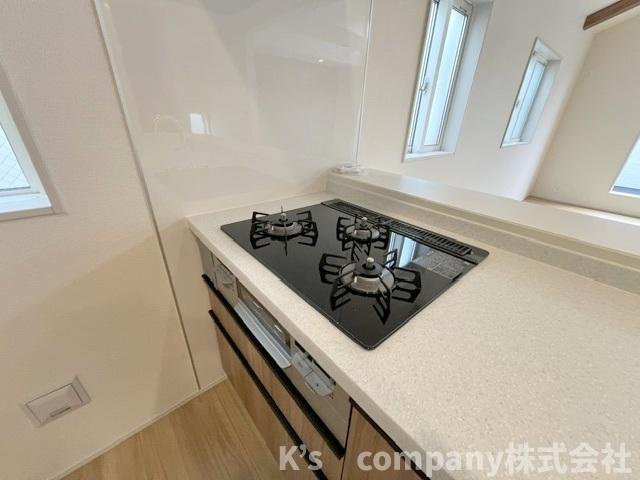 ◎茅ヶ崎市東海岸南6丁目　新築戸建　1号棟のキッチン|三口ガスコンロでお料理の幅が広がります☆