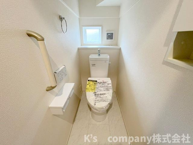 ◎茅ヶ崎市東海岸南6丁目　新築戸建　1号棟のトイレ|換気のしやすい窓付きのトイレ◇