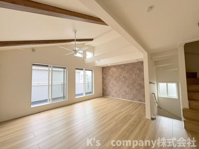 ◎茅ヶ崎市東海岸南6丁目　新築戸建　1号棟の居間・リビング|リビング広々20帖◇勾配天井で開放感があります♪
