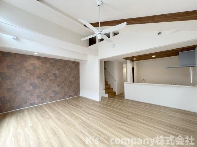 ◎茅ヶ崎市東海岸南6丁目　新築戸建　1号棟の居間・リビング|天井高で空調の手助けをしてくれるシーリングファン付き☆
