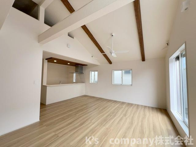 ◎茅ヶ崎市東海岸南6丁目　新築戸建　1号棟の居間・リビング|木の温かみを感じられる梁がおしゃれな憩いの空間☆