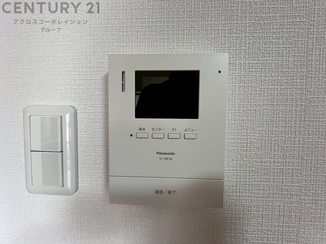 訪問者が来たときにテレビ画面で確認できるため、安心してドアを開けられます。録画機能があるものもあり、留守中に来訪者を記録しておくことができます。利便性が高く、セキュリティ面でも安心です。