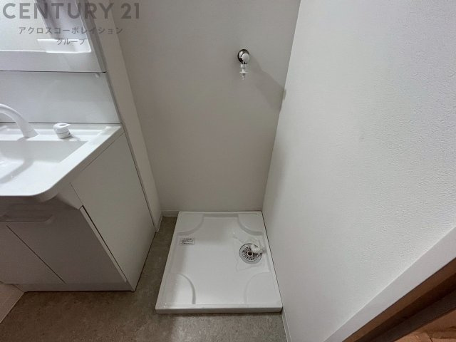 洗濯物の仕分け作業がしやすく、整理整頓が容易になります。洗濯音や湿気を他の部屋に持ち込まず、生活環境を快適に保ちます。上部を活用すれば収納スペースを確保でき洗剤や洗濯用品の整理もしやすくなります。