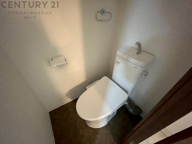 温水洗浄便座付トイレは温水洗浄機能により、暖かい水でおしりを洗浄することができ、冷たい水を使う従来の便座に比べ、温水洗浄機能で暖かいトイレを提供し、快適な使用を可能にします。