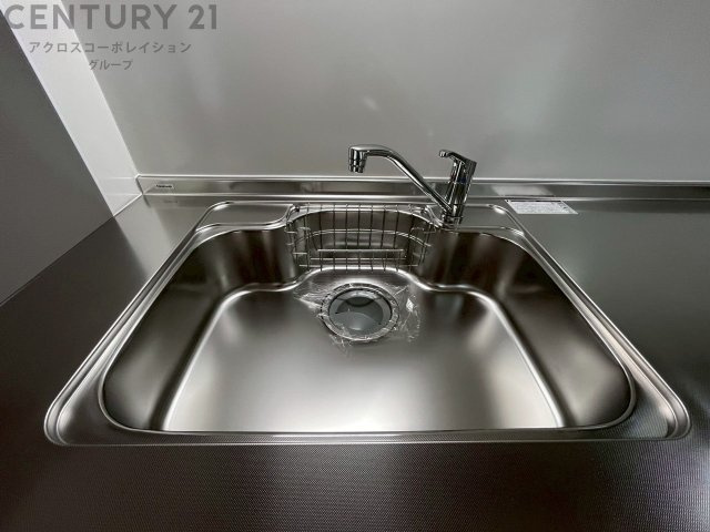 大きなシンクでお鍋などの大きな調理器具を洗う際にも便利です。
