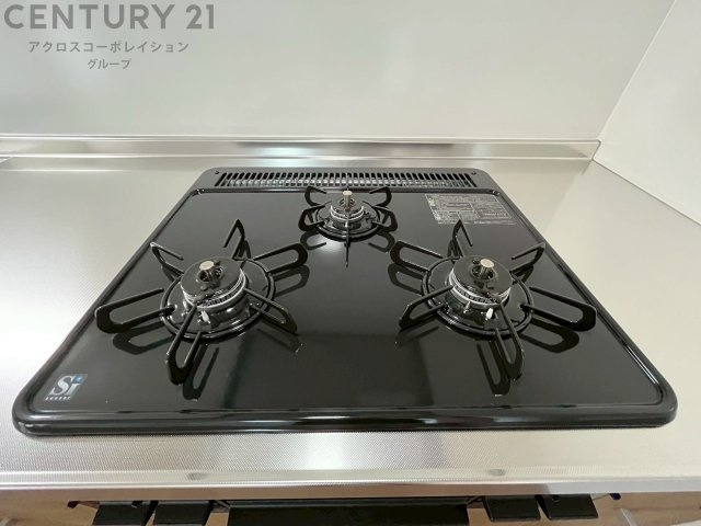 多数の調理器具を同時に使用でき、料理の効率化が可能。省エネで節約になり、様々な料理スタイルに適応できます。また、火力調整が独立しており、手入れや掃除もしやすく、今よりもっとお料理が楽しくなるかも。