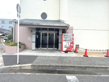 サンピア久米田の外観|シンプルで落ち着いた玄関が迎え入れます