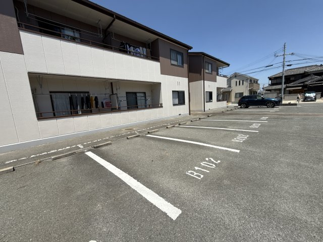 ツインズ・スクエア　B棟　の駐車場