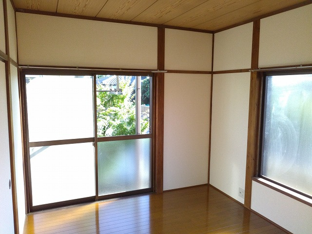 コーポ難波の居間・リビング|２面採光のお部屋です