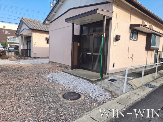 吉川町102番1貸家群のエントランス