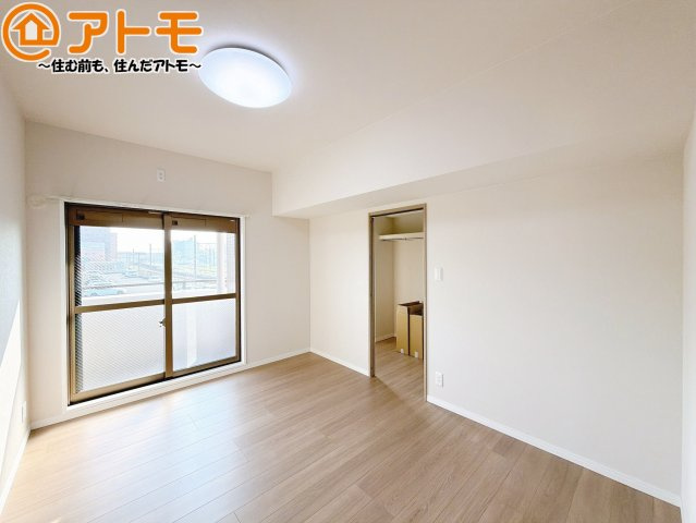 【寝室】 | ベルフローラ焼津 | バルコニーに面したお部屋なので、布団などの大きなものも楽々干せます♪