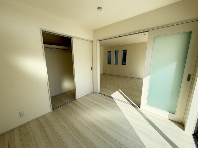 第3榛東村広馬場　新築戸建　2号棟の収納|1階洋室にも収納があります