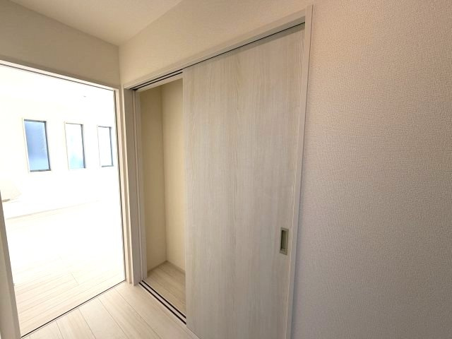 第3榛東村広馬場　新築戸建　2号棟の収納|１階廊下に便利な廊下収納付きです☆