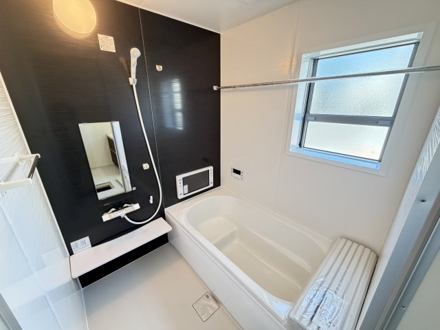 第3榛東村広馬場　新築戸建　2号棟の浴室|１坪タイプのフルオートバスです！
足を延ばして入れる広さなので一日の疲れも癒されますよ♪
室内物干しや浴室乾燥機もあるのでお天気の悪い日にはランドリースペースとしてもご利用できます！
