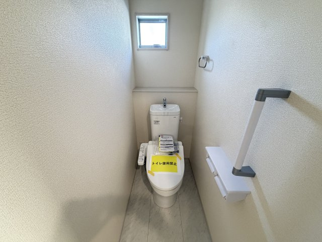 第3榛東村広馬場　新築戸建　2号棟のトイレ|1階トイレです。清潔感のある白を基調としています。
温水洗浄・便座暖房機能の付いた快適なトイレです☆