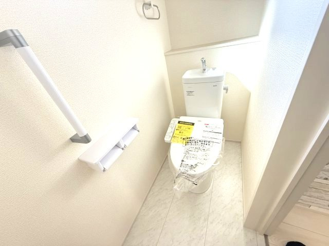 第3榛東村広馬場　新築戸建　1号棟（平屋）のトイレ|1階トイレです。清潔感のある白を基調としています。
温水洗浄・便座暖房機能の付いた快適なトイレです☆