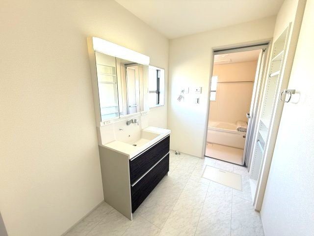 第3榛東村広馬場　新築戸建　1号棟（平屋）の独立洗面台|シャワー水栓付き洗面台で朝の身支度もバッチリです！
洗面台には収納スペースもあり洗面室もすっきり片付きますよ！