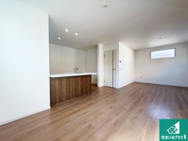 31(土)1(日)現地説明会！◆藤井寺市野中　第1期　新築一戸建ての居間・リビング|日当たり良好の明るいリビングで朝の目覚めもスッキリできそう！対面キッチンでご家族のコミュニケーションも自然と増える設計！小さなお子様が遊ぶスペースを作っても広々とくつろげるLDK！