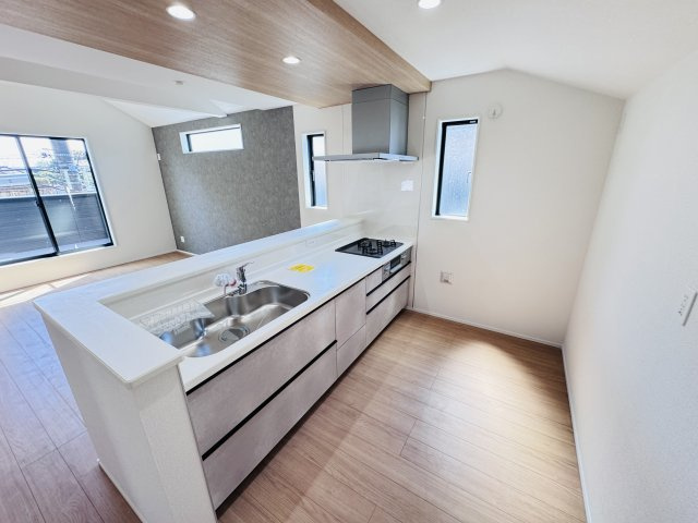 流山市美原３丁目新築戸建（美原５期）のキッチン|広々システムキッチン